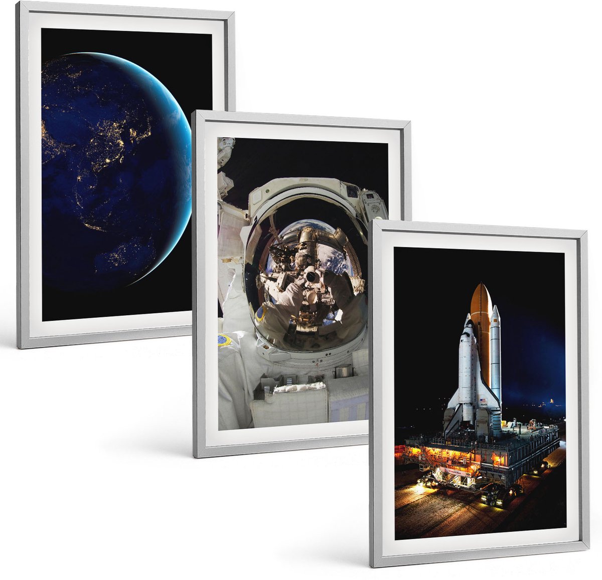 TULUP 4-Delige Schilderij Set - Ruimtebeelden met de aarde, astronaut en raket - 40 x 60 cm - Decoratieve Muurdecoratie - Slaapkamer - Interieur Decoratie Zilveren lijst