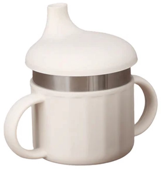 Beige kinderbeker met tuitdeksel, RVS rand en twee handvatten tegen een witte achtergrond.