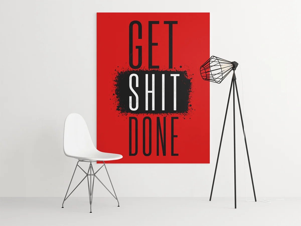 Canvas Schilderij – Get Shit Done – Rode Achtergrond – Motivatie Kunst – Moderne Wanddecoratie - 75 x 100 cm
