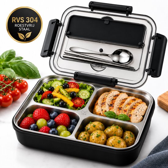 Zwarte lunchbox met vier compartimenten, gevuld met salade, kipfilet, aardappelen, bessen en fruit. Inclusief bestekset.