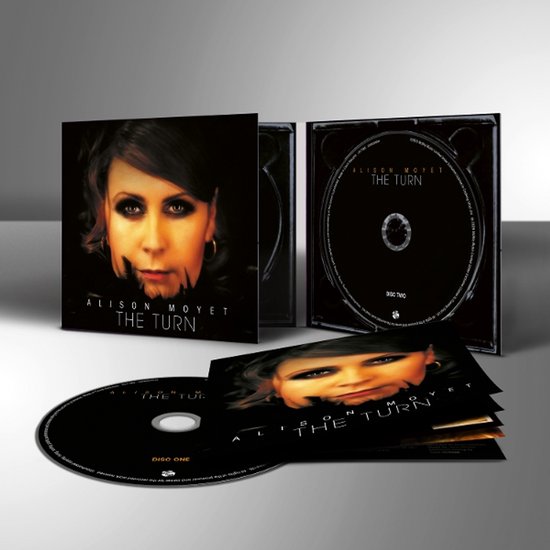 Alison Moyet 'The Turn' CD-hoes met Alison Moyets portret en de titel.
De cd 'The Turn' is geopend om de schijf te tonen.