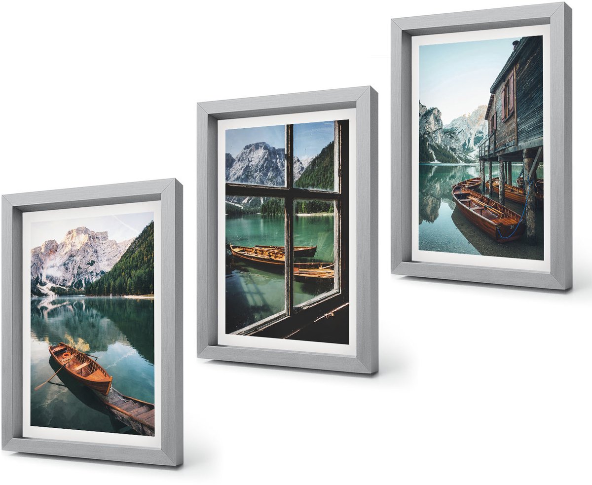 Coloray 4-Delige Schilderij Set - Uitzicht op een bergmeer met boten en een huis aan het water. - 20 x 30 cm - Muurdecoratie - Decoratieve Schilderijen - Wohnzimmer - Woonkamer Decoratie Zilveren lijst
