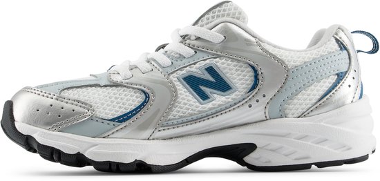 Zilverkleurige New Balance sneaker met witte mesh en blauwe details.