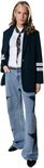 Vrouw met blond haar, draagt donkerblauw pinstripe colbert met kanten details, wit T-shirt en lichte jeans met sterren.