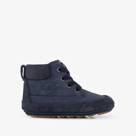 Donkerblauwe babyschoen met veters, suède accenten en gestreept logo.