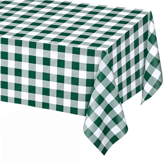 Een groen-wit geruit tafelkleed van 54x108 inch, schuin gefotografeerd op een witte achtergrond, met de nadruk op het patroon.