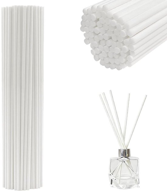 Een grote bos witte geurstokjes, een close-up van de uiteinden en een glazen diffuser met witte stokjes.