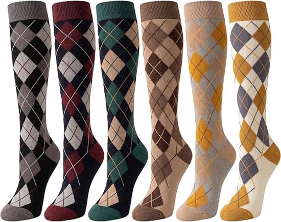 Zes paar kniekousen met argyle-ruitpatroon in diverse kleurstellingen: zwart, bordeaux, groen, bruin, beige en geel.