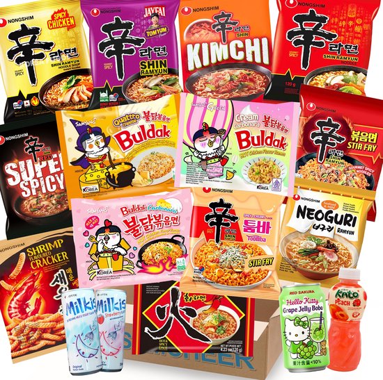 Een verzameling Koreaanse instant noedelpakken en blikjes met diverse smaken zoals Kip, Kimchi, Carbonara en To-m-yum.