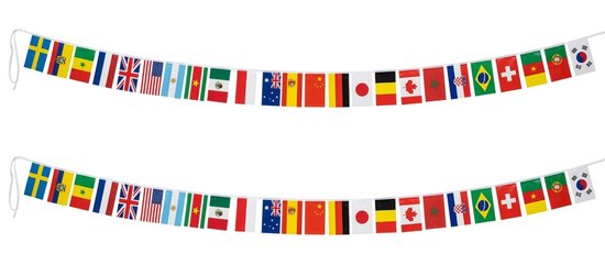Twee vlaggenlijnen met internationale vlaggen, zoals Zweden, Verenigd Koninkrijk, China, Japan en Brazilië.