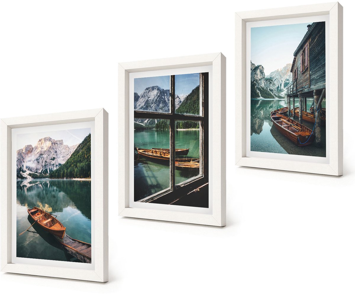 Coloray 3-Delige Schilderij Set - Uitzicht op een bergmeer met boten en een huis aan het water. - 20x30 - Muurdecoratie - Decoratieve Schilderijen - Wohnzimmer