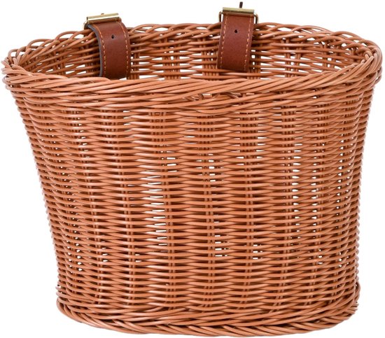 Bruine rotan fietsmand met bruine leren bandjes en gespen.