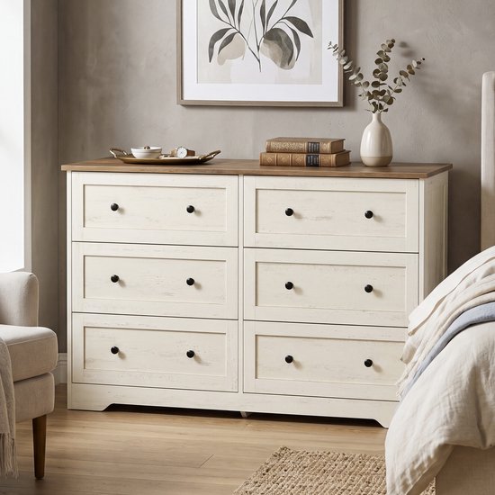 Commode blanche à 6 tiroirs, plateau en bois, dans une chambre avec décoration.