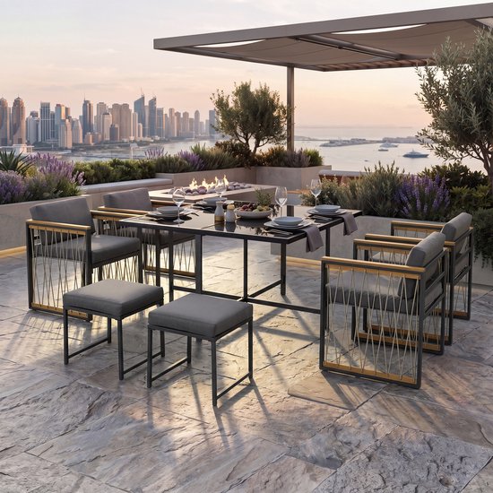 Dinerend op het terras met uitzicht op de stad: zwarte tafel met zes grijze stoelen en voetenbanken, met gedekte tafel, vuurkorf en stad op de achtergrond.