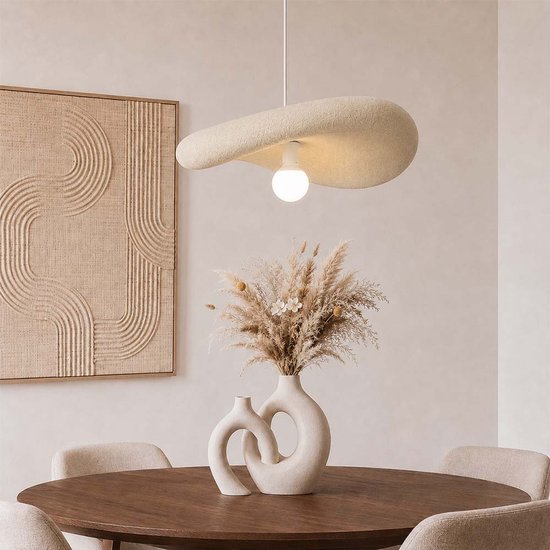 Plafonnier beige aspect pierre au-dessus d'une table à manger avec des vases et des chaises.