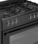 Zwart gasfornuis met 5 branders, grillroosters en bedieningsknoppen.