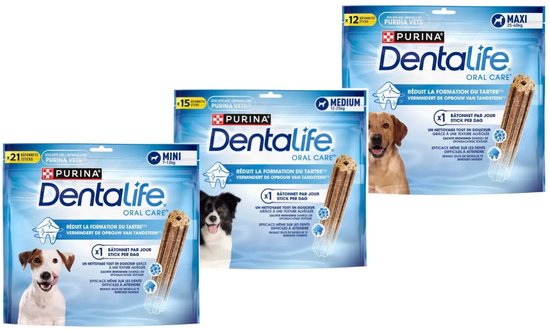 Drie zakken Purina Dentalife voor honden van verschillende groottes: Mini, Medium en Maxi, met honden.