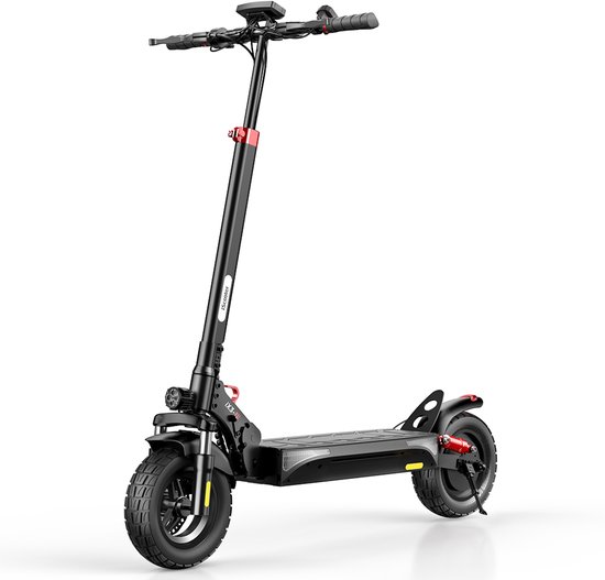 Zwarte elektrische step met dikke off-road banden, rode accenten op de stuurpen en schokdempers.