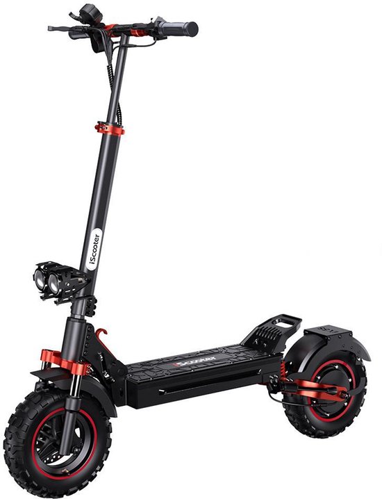 Zwarte elektrische step met rode accenten, grote banden en dubbele koplampen, staand.