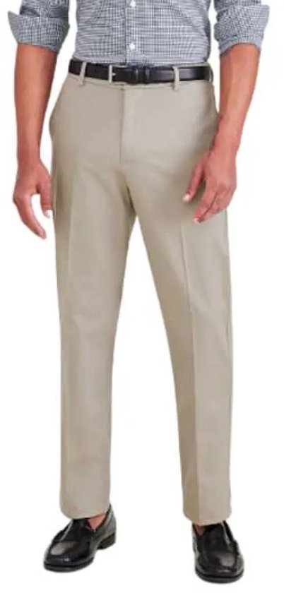 Man in beige Dockers broek, voorkant zichtbaar. Gekleed in geruit overhemd, zwarte riem en zwarte schoenen.