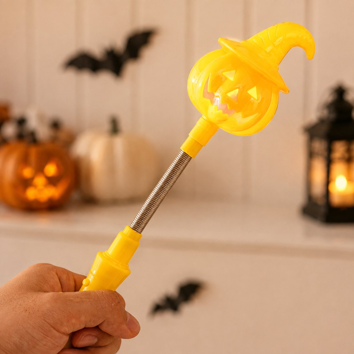 Halloween-pompoenlamp – Lichtgevende handstaf met LED-pompoen en -geest – Lichtgevend Halloween-speelgoed – Handzame Halloween-verlichting – Geschikt voor Halloween-feesten, optredens, kostuums, feestdecoratie en meer – Geel