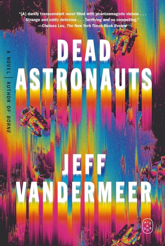 Boekomslag met de titel 'Dead Astronauts' door Jeff Vandermeer, met astronauten tegen een abstracte, kleurrijke, pixelachtige achtergrond.