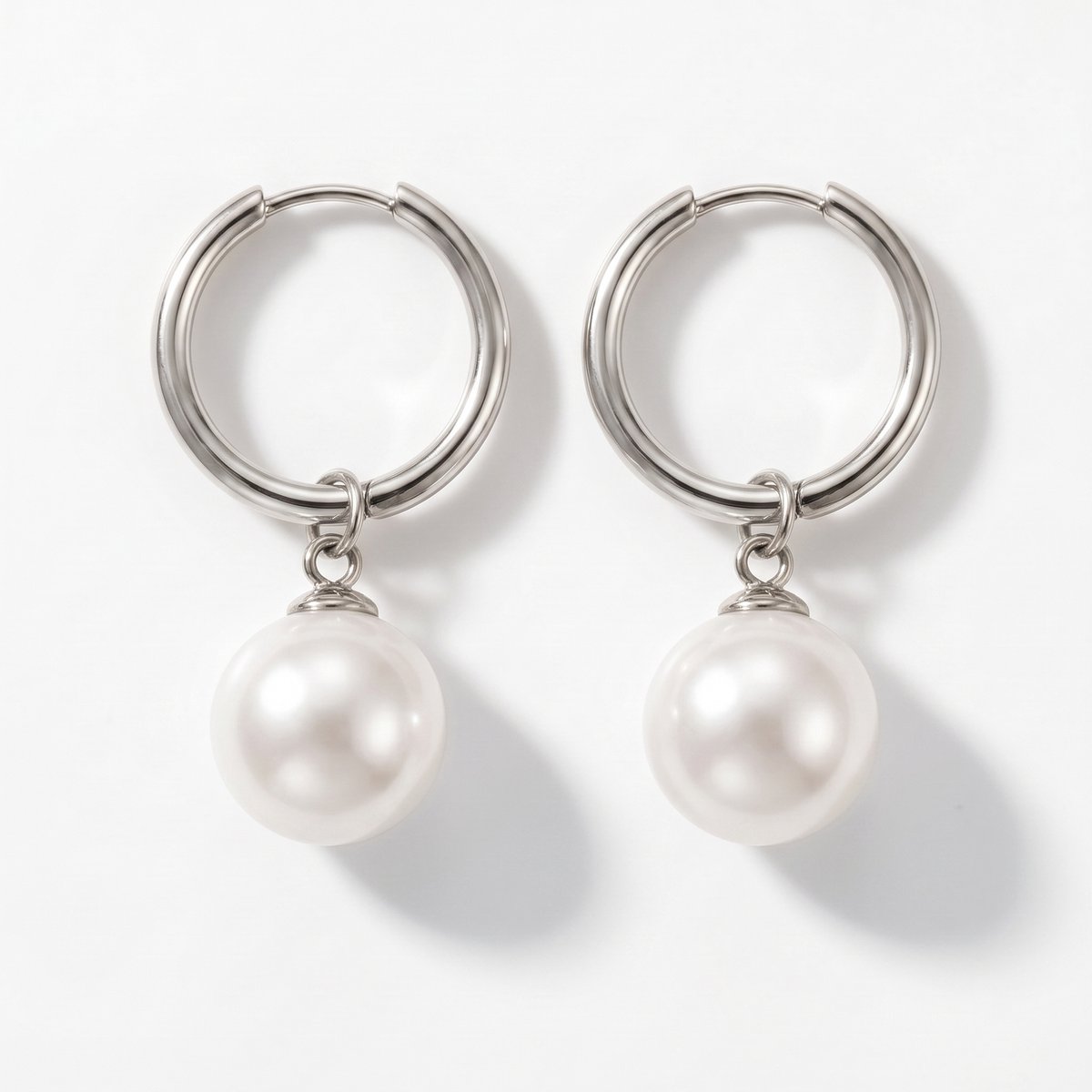 Lundholm Lenna Oorbellen Dames Zilverkleurig met Imitatie Parel - Premium Stainless Steel Waterproof Zilver Oorringen - My Lenna Serie - Vrouwen Cadeautjes Cadeau voor Mama Jewellery - Bedankt Afscheid Collega Cadeau - Scandinavisch Design