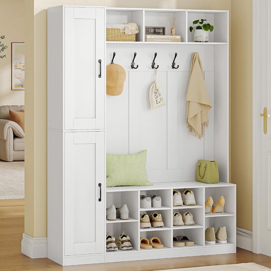 Witte halmeubel met links een hoge kast, 6 haken, schoenenbank en schoenenrekken. Een groene tas staat rechts.