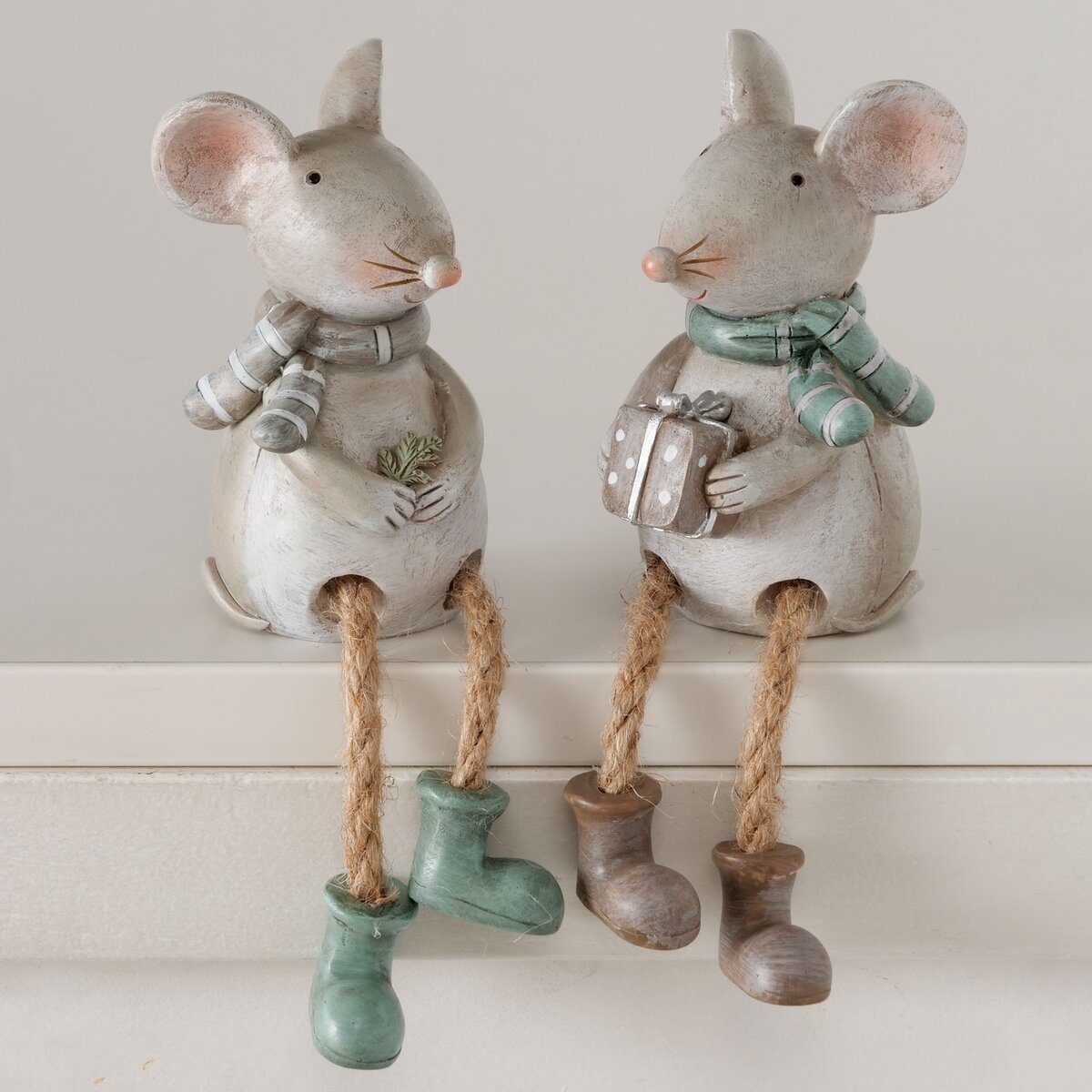 Boltze - Decoratie beeldjes - Muisjes - Bungelbenen - Set van 2 - Mausi - Polyresin - Groen/bruin - 16x7cm