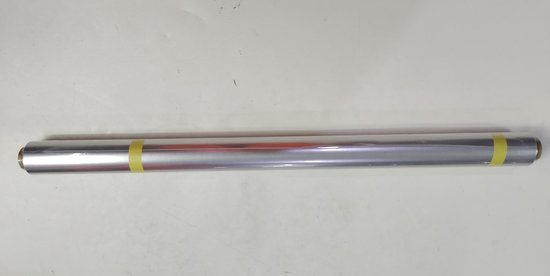 Lange rol zilverkleurige folie met geborstelde metaalafwerking, vastgezet met tape.