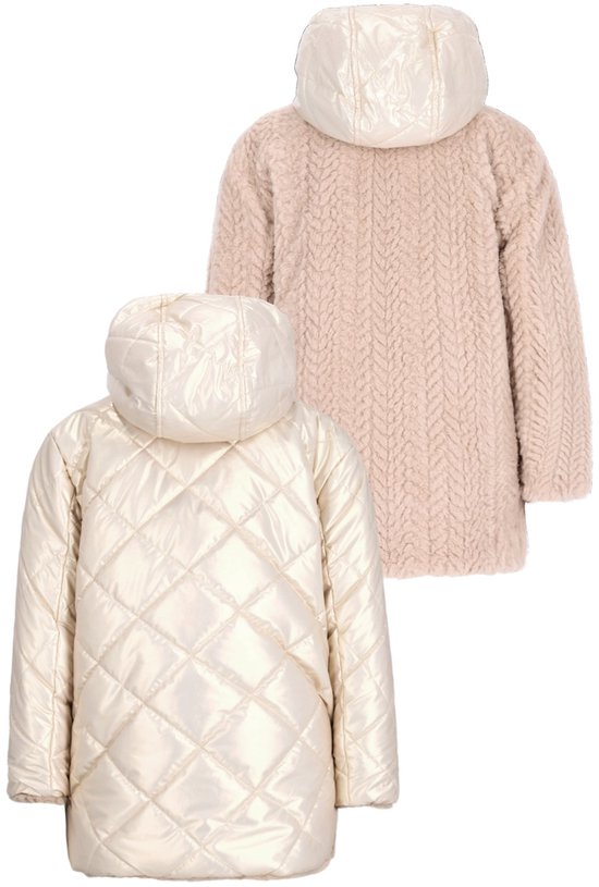 Achterkant van een crème glanzende jas met ruitpatroon en een roze teddy jas met visgraatpatroon.