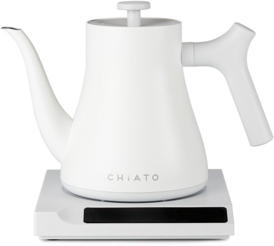 Witte CHiATO waterkoker met slank handvat, geplaatst op een witte weegschaal met zwart display.