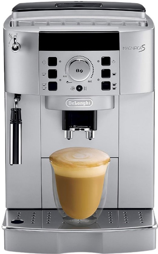 Zilveren De'Longhi Magnifica S volautomatische espressomachine met een glas cappuccino, op een witte achtergrond.