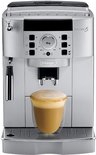 Zilveren De'Longhi Magnifica S volautomatische espressomachine met een glas cappuccino, op een witte achtergrond.