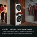 Gestapelde AEG wasmachine en droger, met een vrouw en kind ernaast. Tekst: EFFICIËNT DROGEN. LAGE VOCHTIGHEID.