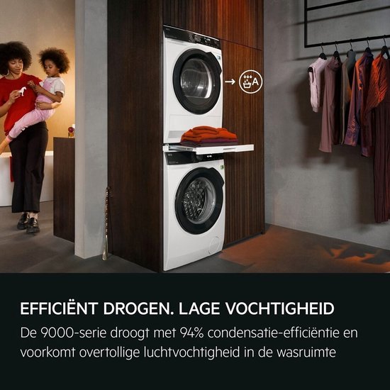 Gestapelde AEG wasmachine en droger, met een vrouw en kind ernaast. Tekst: EFFICIËNT DROGEN. LAGE VOCHTIGHEID.