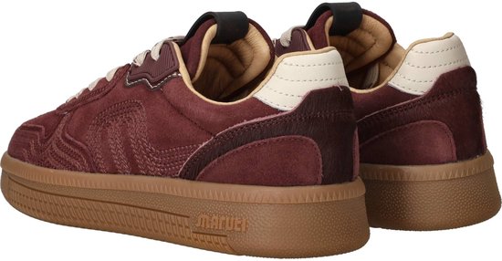 Een paar bordeauxrode Marutil sneakers met beige veters en bruine zool, schuin van achteren gezien.