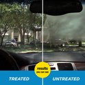 Vergelijking van een autoruit behandeld met Rain-X Anti-Fog (helder) en een onbehandelde, beslagen ruit. Bomen en huizen zichtbaar.