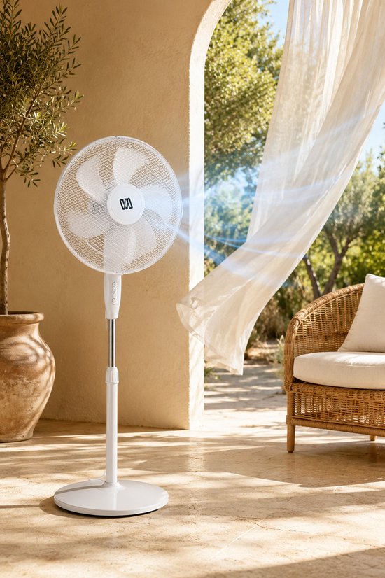 Witte staande ventilator buiten op een patio, blaast lucht.