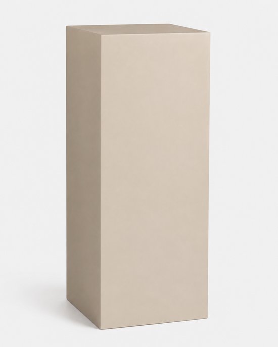 Een rechthoekige, beige sokkel op een witte achtergrond.