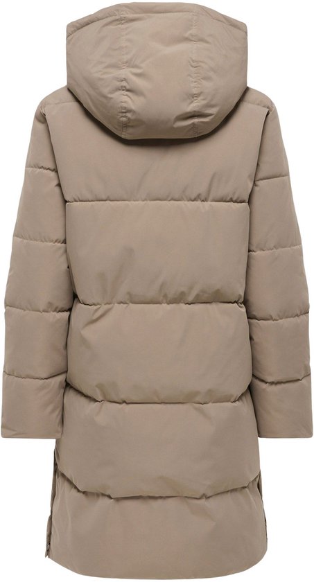 Bruine, lange winterjas met capuchon, achterkant zichtbaar.