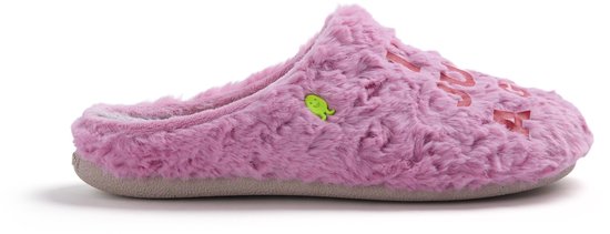 Roze, harige pantoffel van opzij gezien met een klein groen aardappel-logo en lichtgrijze zool.