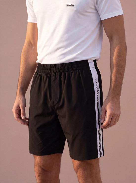 Zwarte sportshort voor heren met witte strepen aan de zijkant, gedragen door een model.
