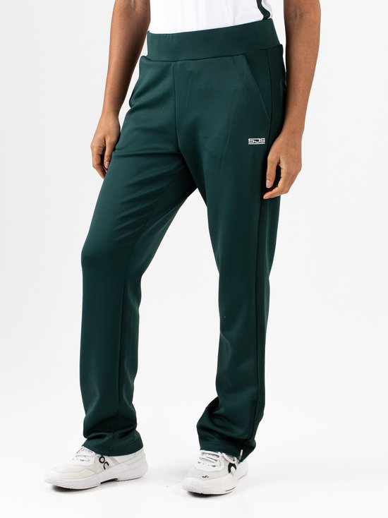 Donkergroene sportbroek van Sjeng Sport met witte logo opdruk op rechter broekspijp. Model draagt maat XL.