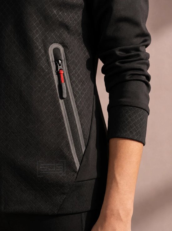 Detail van een zwarte hoodie met rits, ruitpatroon en grijze biezen. Een logo is zichtbaar op de onderkant.