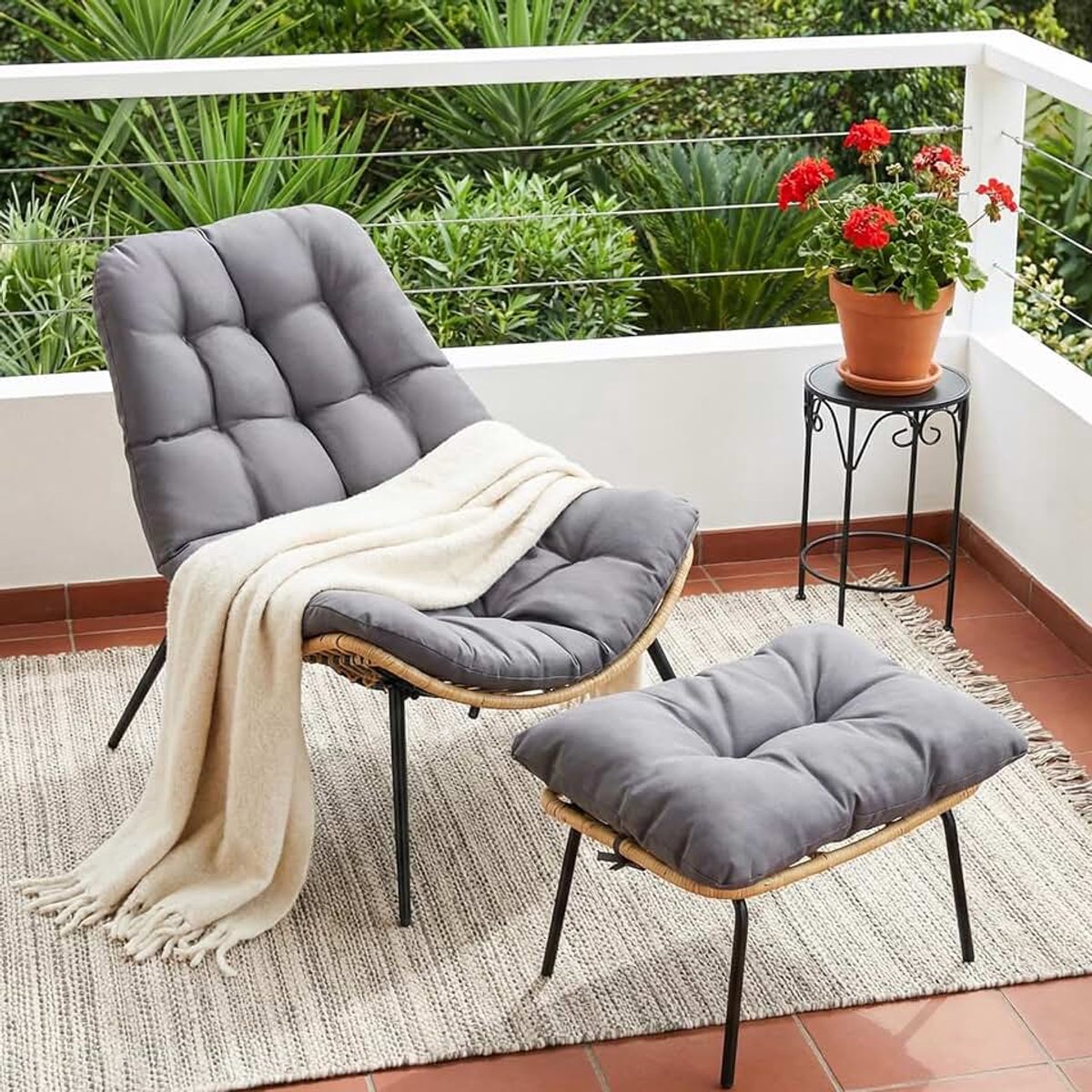 Ligstoelen met voetenbank, relaxstoel van rotan, weerbestendig, voetenbank tot 120 kg, balkonstoel met afneembare kussen, waterdichte kussen, voor de tuin, voor het balkon, voor