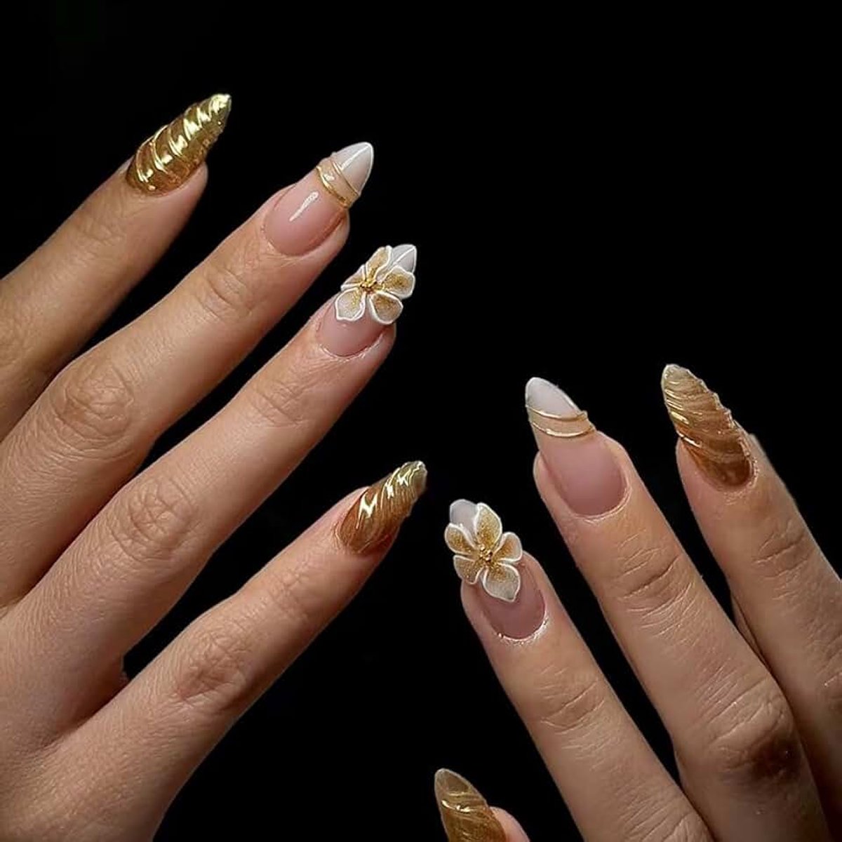 On Nails Korte amandelroze 3D bloemen bloemen goud gestreept ontwerp korte amandel nepnagels, roze bloem twill zoete zomer INS kunstmatige kunstnagels