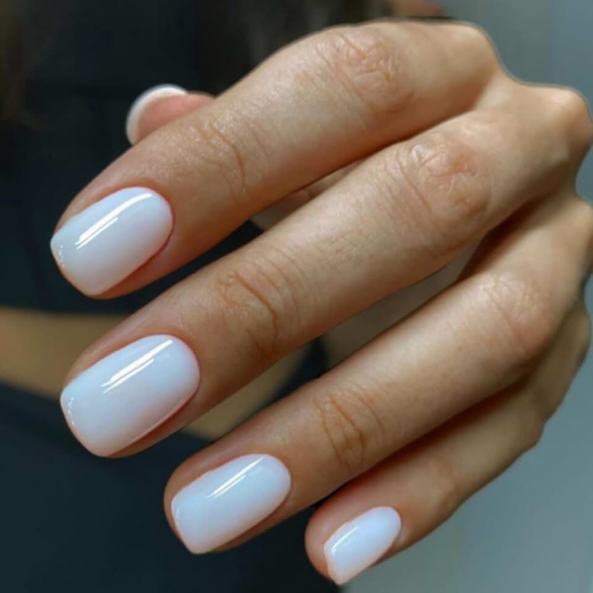 24 stuks Eenvoudige Nagels om op te plakken Kort, Glanzende Press on Nails, Kunstnagels Hoekig Acryl Kunstnagels voor Vrouwen & Meisjes (wit)