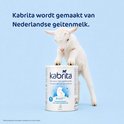 Een geitje staat op een blik Kabrita zuigelingenmelk met geitenmelk, 800g.