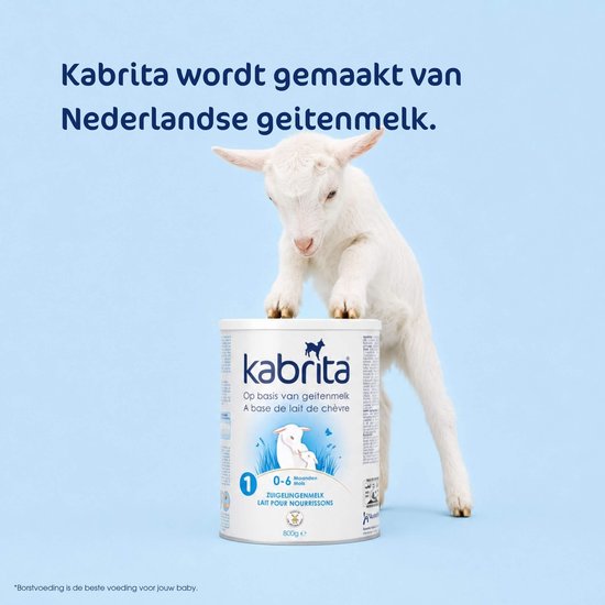 Een geitje staat op een blik Kabrita zuigelingenmelk met geitenmelk, 800g.